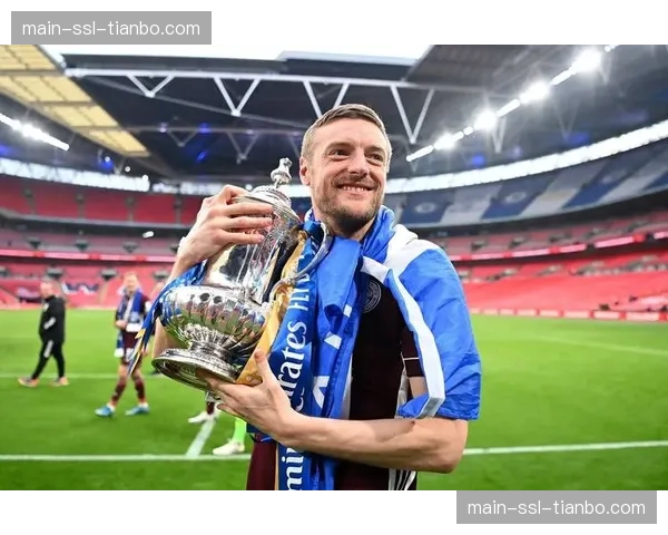 官方:莱斯特城队长瓦尔迪与俱乐部续约一年,将出战下赛季英超