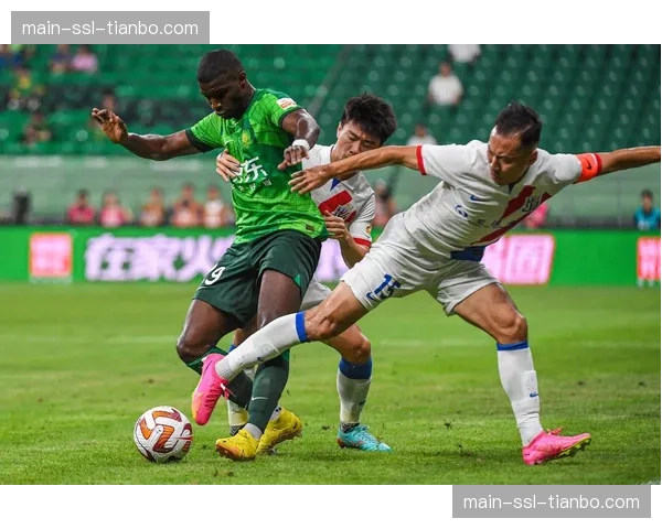 特写：里卡多赛后拥抱工程师，时隔25场比赛再获积分