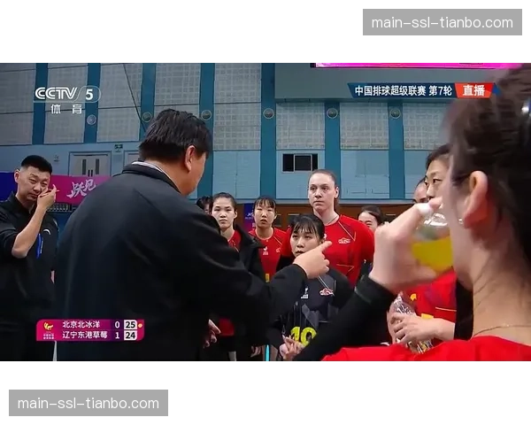 镜头捕捉:教练因一次进攻篮板拼抢失败,立即请求暂停布置边线球战术 镜头捕捉:教练因一次进攻篮板拼抢失败,立即请求暂停布置边线球战术